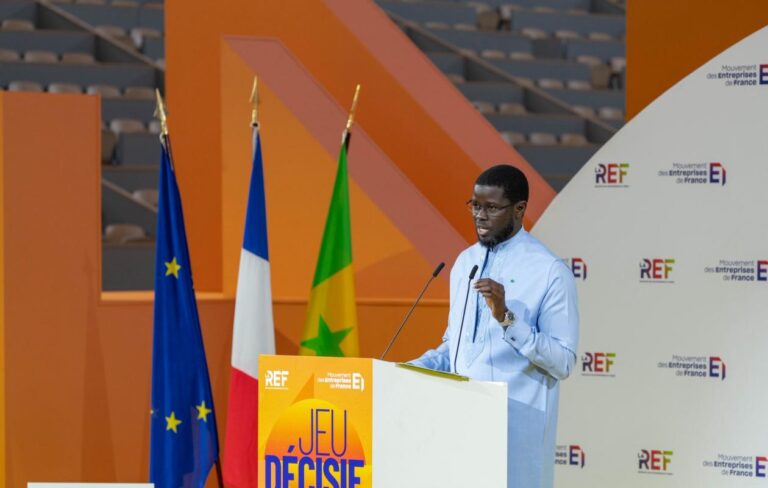 « Le Sénégal est prêt à jouer le match de l’avenir » : Diomaye Faye séduit les patrons français à la REF 2025
