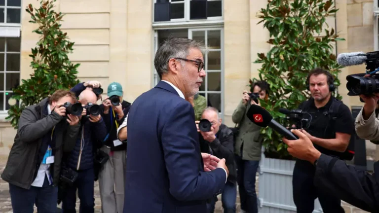 France: après le renversement de François Bayrou, le PS est-il en position de résoudre la crise politique?