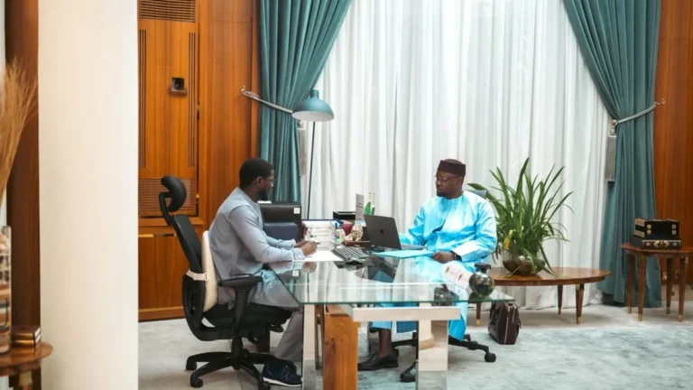 LES VISAGES DU SACRIFICE GRAVÉS DANS LE VERRE : LE PRÉSIDENT DIOMAYE FAYE IMMORTALISE LES MARTYRS DANS SON BUREAU