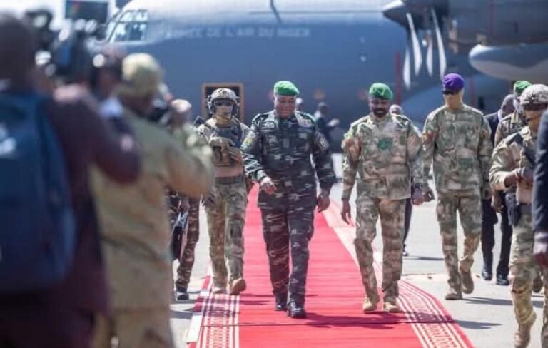 Mali : Le général Abdourahamane Tiani en visite de travail et d’amitié à Bamako