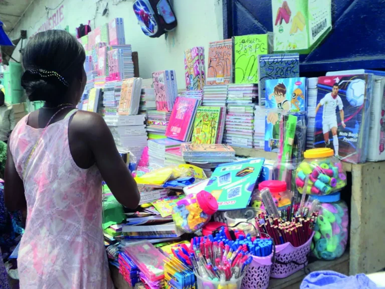 Rentrée scolaire: les parents sous pression entre fournitures, habits et inscriptions…