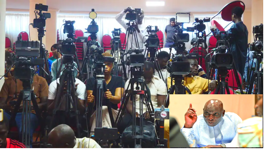 L’État, la presse et le fugitif : anatomie d’une manipulation