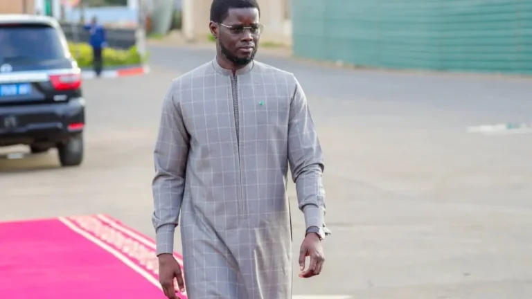 Urgent : Après appel à candidatures, Diomaye Faye nomme les membres de l’OFNAC et fait entrer Birahime Seck Publié le 27 Nov 2025, à 17:45 par Sidy Mohamet  Le gouvernement sénégalais engage une nouvelle étape dans la refondation de la gouvernance publique avec la nomination des membres de l’Office national de lutte contre la corruption (OFNAC). Annoncée dans un communiqué officiel daté du 27 novembre 2025, cette désignation marque la première application d’un processus d’appel à candidatures ouvert, instauré sous l’impulsion du président de la République, Bassirou Diomaye Diakhar Faye.  Le chef de l’État inscrit cette démarche dans une stratégie plus large de transparence et d’intégrité au sein de l’administration. Conformément à la loi n° 2025-12 du 3 septembre 2025, les membres de l’OFNAC doivent être nommés à l’issue d’une procédure publique et concurrentielle, définie par arrêté du ministère de la Justice. L’avis d’appel à candidatures a ainsi été publié le 6 octobre 2025, après la mise en place d’un comité de sélection chargé d’examiner les dossiers et de conduire les auditions nécessaires.  L’appel a suscité un intérêt considérable, selon le communiqué, avec 233 candidatures issues de profils variés représentant les secteurs essentiels de la société. À l’issue de plusieurs semaines d’analyse, le comité a transmis au président de la République une liste de personnalités jugées compétentes, expérimentées et porteuses de garanties éthiques compatibles avec les missions de l’OFNAC.  Par décret en date du 27 novembre 2025, le président Faye a retenu douze membres. Le magistrat Moustapha Ka est nommé président de l’institution et Birahime Seck, représentant de la société civile, en devient le vice-président. Les autres membres désignés sont : Khadidiatou Ba, experte en suivi-évaluation ; Samba Barry, membre de la société civile ; Ibrahima Fall, administrateur civil ; Mafal Fall, magistrat ; Mademba Gueye, magistrat ; Abdou Aziz Daba Kebe, professeur agrégé des facultés de droit ; Babacar Niang, professeur agrégé des facultés de droit ; Birane Niang, magistrat ; Mohamed Bachir Niang, professeur agrégé des facultés de droit ; et Charles Didier Gane Ngathy Senghor, magistrat.