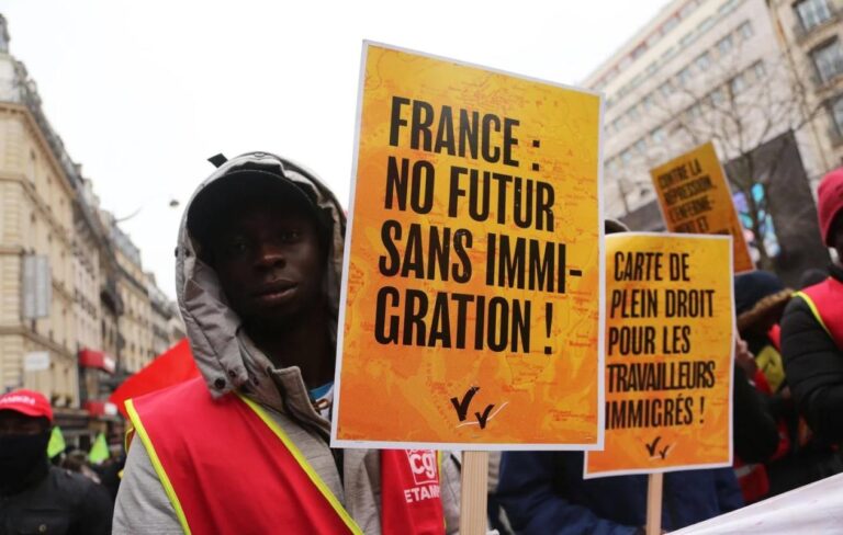 Un test civique, futur passeport des étrangers souhaitant s’installer en France