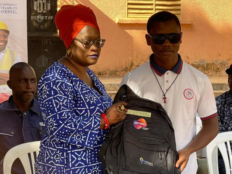 400 kits scolaires adaptés pour redonner espoir aux élèves déficients visuels