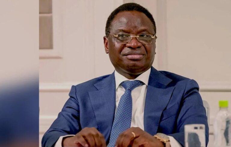 Non-respect des prix et taxe à l’importation de l’arachide : Les précisions de Serigne Guèye Diop Auteur: Yande Diop  il y a 30 minutes 109 Lectures 0 Commentaires | English image Non-respect des prix et taxe à l’importation de l’arachide : Les précisions de Serigne Guèye Diop  Face aux préoccupations soulevées sur le non-respect des prix réglementés et la fiscalité appliquée à l’arachide, le ministre Serigne Guèye Diop a apporté des clarifications détaillées lors d’une intervention publique. Il a notamment insisté sur la fermeté de l’État en matière de sanctions, tout en revenant sur les mécanismes de fixation des prix et les mesures fiscales prises pour soutenir la filière arachidière.  Selon le ministre, toute infraction liée au non-respect des prix homologués expose les contrevenants à des sanctions immédiates et dissuasives. « Des amendes très lourdes seront appliquées. Les stocks peuvent être saisis intégralement et, dans les cas les plus graves, le commerce concerné peut être fermé », a-t-il averti, soulignant la volonté des autorités de mettre fin aux pratiques spéculatives.  Un dispositif institutionnel de contrôle des prix  Serigne Guèye Diop a rappelé que la fixation et le contrôle des prix reposent sur un processus rigoureux impliquant plusieurs instances. Le Conseil national de la consommation joue un rôle central. Lorsqu’une révision des prix est envisagée, une étude est d’abord menée au niveau international, suivie de projections statistiques sur l’évolution des prix à six et douze mois.  Sur cette base, une commission technique est convoquée et le ministre prend un arrêté, après validation en Conseil des ministres, pour fixer les nouveaux prix. Une fois la décision prise au niveau national, les conseils régionaux de la consommation interviennent afin d’intégrer les coûts de transport et d’adapter les mesures aux réalités locales.  Ce mécanisme s’applique à plusieurs produits stratégiques, notamment les hydrocarbures comme le gasoil et l’essence.   Toutefois, le ministre a précisé que le secteur pharmaceutique obéit à une règle particulière : les prix des médicaments restent uniformes sur l’ensemble du territoire national.  Suppression de la taxe et soutien à la filière arachide  S’agissant de l’arachide, Serigne Guèye Diop a tenu à lever toute ambiguïté. Il a confirmé la suppression de la taxe de 40 F CFA appliquée auparavant, une mesure destinée à renforcer la compétitivité des exportations sénégalaises, notamment vers la Chine.  Il a également évoqué le différentiel de prix qui existait entre le prix réel payé aux producteurs, fixé à 250 F CFA, et le prix de référence qui atteignait 305 F CFA, voire 350 F CFA selon les périodes. Ce différentiel, estimé à 80 F CFA, sera pris en charge par l’État.  « Ce montant sera remboursé aussi bien à la SONACOS qu’aux autres huiliers », a assuré le ministre, précisant que cette mesure vise à soutenir l’ensemble des acteurs de la filière et à garantir un équilibre entre producteurs, transformateurs et exportateurs.  Un message de fermeté et de clarification  À travers ces précisions, Serigne Guèye Diop a réaffirmé la détermination de l’État à faire respecter les prix réglementés, tout en accompagnant les secteurs stratégiques comme celui de l’arachide. Un double message de fermeté et de soutien, dans un contexte marqué par les enjeux de pouvoir d’achat et de sécurité alimentaire.  Auteur: Yande Diop