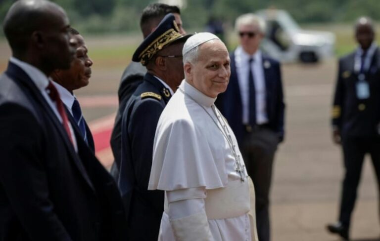 Au Cameroun, Léon XIV pourfend la « poignée de tyrans » qui « ravagent » le monde