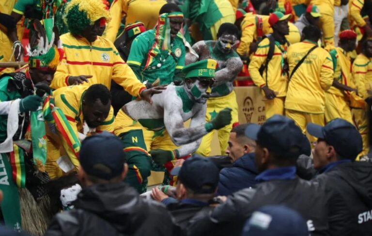 Supporters sénégalais détenus au Maroc : Motsepe évoque une «responsabilité» de la CAF et promet des démarches