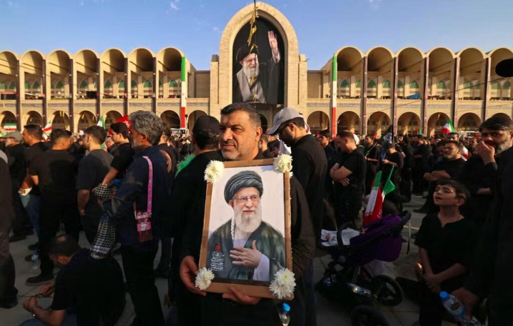 A Téhéran, des fidèles appellent à la « vengeance » devant le cercueil de Khamenei